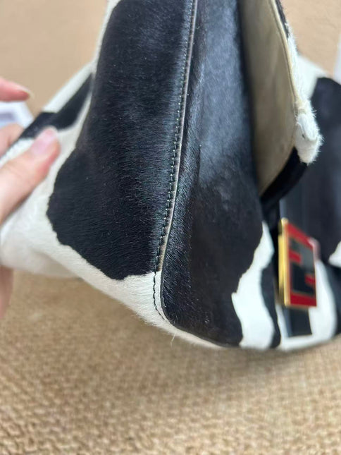 Fendi Mamma Baguette Grand en Poil de Poney Imprimé Vache Noir et Blanc