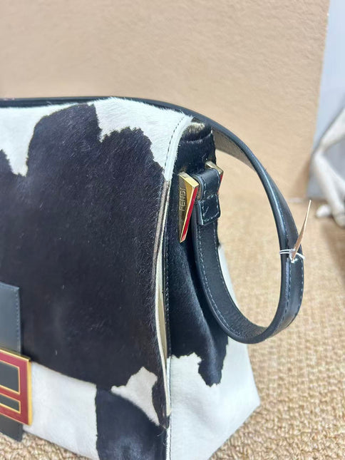 Fendi Mamma Baguette Grand en Poil de Poney Imprimé Vache Noir et Blanc