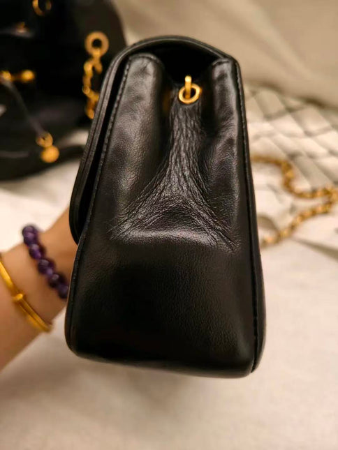 Sac à rabat Chanel Diana Mini en cuir noir avec chaîne Bijou