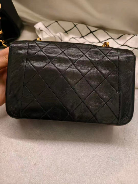 Sac à rabat Chanel Diana Mini en cuir noir avec chaîne Bijou