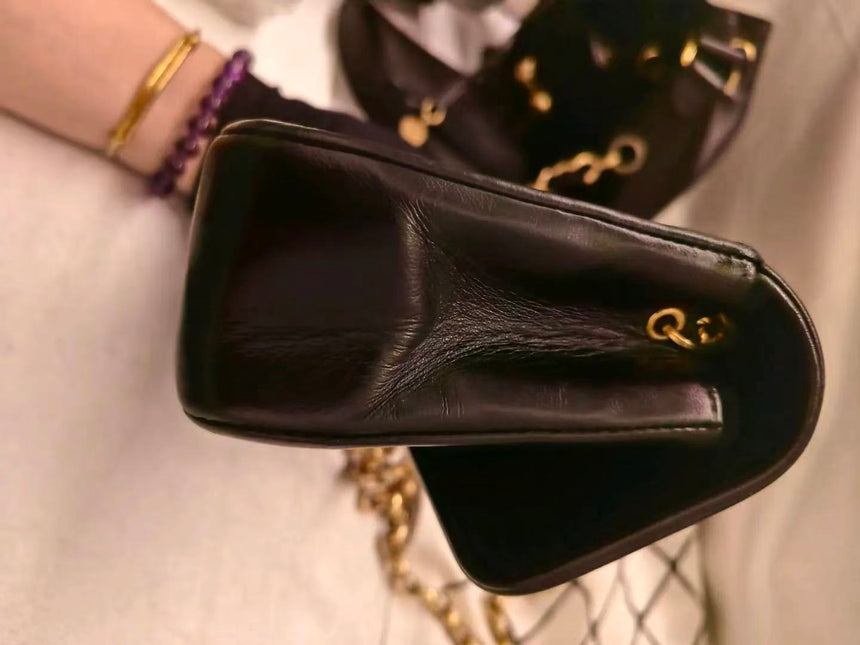 Sac à rabat Chanel Diana Mini en cuir noir avec chaîne Bijou