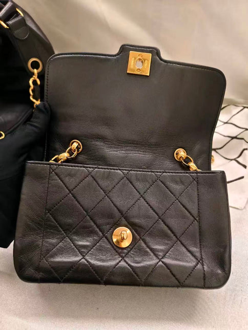 Sac à rabat Chanel Diana Mini en cuir noir avec chaîne Bijou