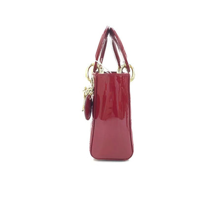 Sac Lady Dior Mini 2019 en cuir verni rouge avec bandoulière chaîne dorée