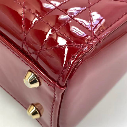 Sac Lady Dior Mini 2019 en cuir verni rouge avec bandoulière chaîne dorée