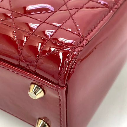 Sac Lady Dior Mini 2019 en cuir verni rouge avec bandoulière chaîne dorée
