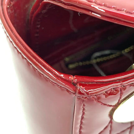 Sac Lady Dior Mini 2019 en cuir verni rouge avec bandoulière chaîne dorée