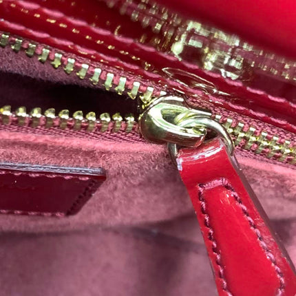 Sac Lady Dior Mini 2019 en cuir verni rouge avec bandoulière chaîne dorée