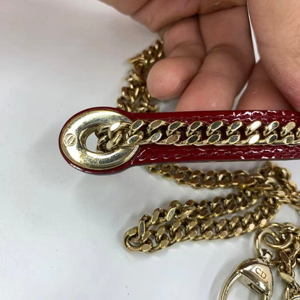 Sac Lady Dior Mini 2019 en cuir verni rouge avec bandoulière chaîne dorée