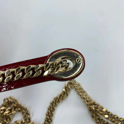 Sac Lady Dior Mini 2019 en cuir verni rouge avec bandoulière chaîne dorée