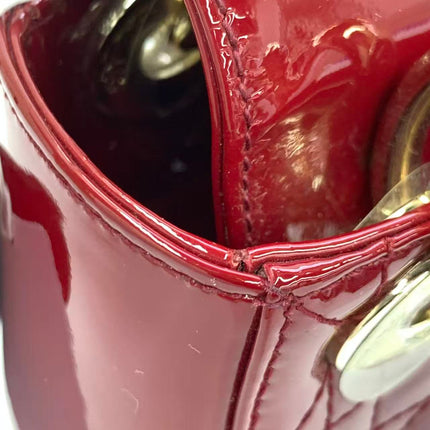Sac Lady Dior Mini 2019 en cuir verni rouge avec bandoulière chaîne dorée