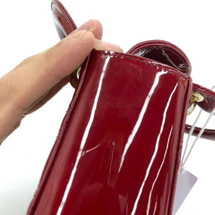Sac Lady Dior Mini 2019 en cuir verni rouge avec bandoulière chaîne dorée