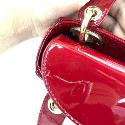 Sac Lady Dior Mini 2019 en cuir verni rouge avec bandoulière chaîne dorée