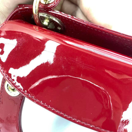 Sac Lady Dior Mini 2019 en cuir verni rouge avec bandoulière chaîne dorée