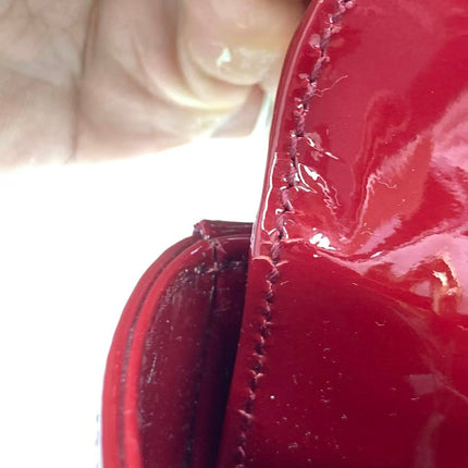 Sac Lady Dior Mini 2019 en cuir verni rouge avec bandoulière chaîne dorée