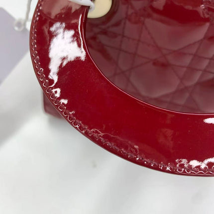 Sac Lady Dior Mini 2019 en cuir verni rouge avec bandoulière chaîne dorée