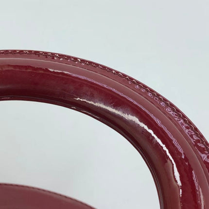Sac Lady Dior Mini 2019 en cuir verni rouge avec bandoulière chaîne dorée