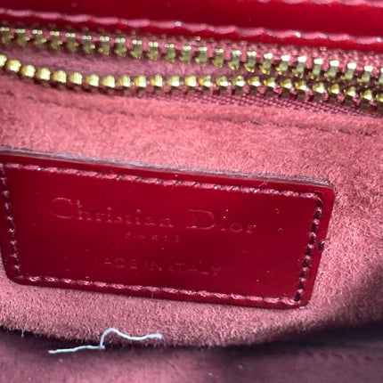 Sac Lady Dior Mini 2019 en cuir verni rouge avec bandoulière chaîne dorée