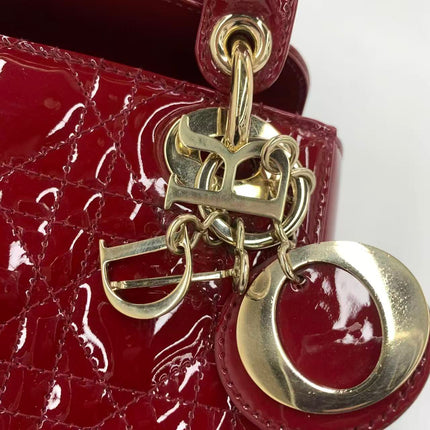 Sac Lady Dior Mini 2019 en cuir verni rouge avec bandoulière chaîne dorée
