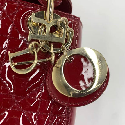 Sac Lady Dior Mini 2019 en cuir verni rouge avec bandoulière chaîne dorée