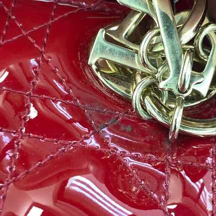 Sac Lady Dior Mini 2019 en cuir verni rouge avec bandoulière chaîne dorée