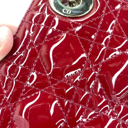 Sac Lady Dior Mini 2019 en cuir verni rouge avec bandoulière chaîne dorée