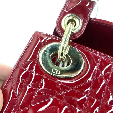 Sac Lady Dior Mini 2019 en cuir verni rouge avec bandoulière chaîne dorée