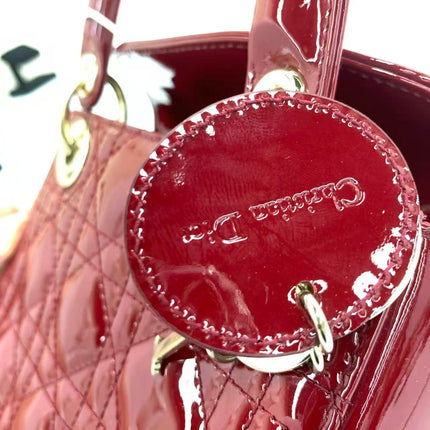 Sac Lady Dior Mini 2019 en cuir verni rouge avec bandoulière chaîne dorée