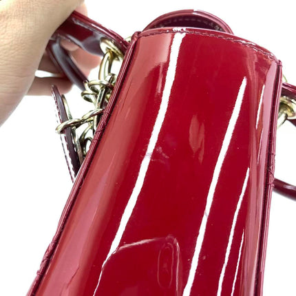 Sac Lady Dior Mini 2019 en cuir verni rouge avec bandoulière chaîne dorée