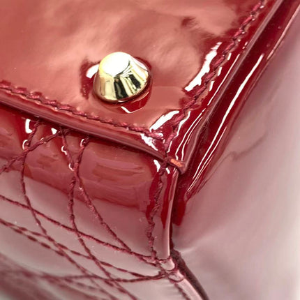 Sac Lady Dior Mini 2019 en cuir verni rouge avec bandoulière chaîne dorée
