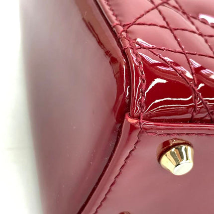 Sac Lady Dior Mini 2019 en cuir verni rouge avec bandoulière chaîne dorée