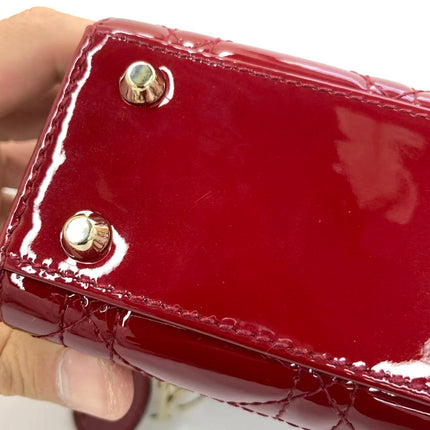 Sac Lady Dior Mini 2019 en cuir verni rouge avec bandoulière chaîne dorée