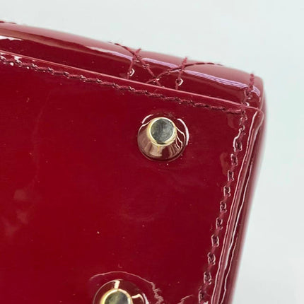 Sac Lady Dior Mini 2019 en cuir verni rouge avec bandoulière chaîne dorée