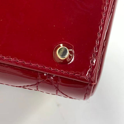 Sac Lady Dior Mini 2019 en cuir verni rouge avec bandoulière chaîne dorée