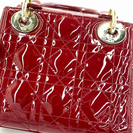 Sac Lady Dior Mini 2019 en cuir verni rouge avec bandoulière chaîne dorée