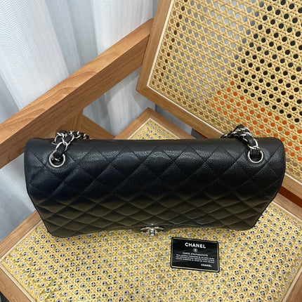 Chanel Classic Flap Maxi 2011 cuir caviar noir double rabat avec finitions dorées
