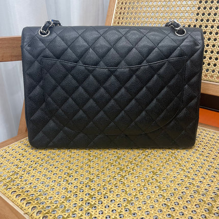 Chanel Classic Flap Maxi 2011 cuir caviar noir double rabat avec finitions dorées