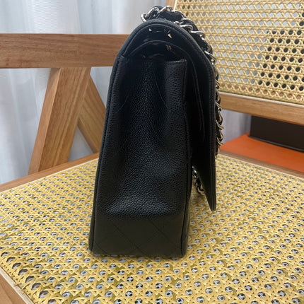 Chanel Classic Flap Maxi 2011 cuir caviar noir double rabat avec finitions dorées