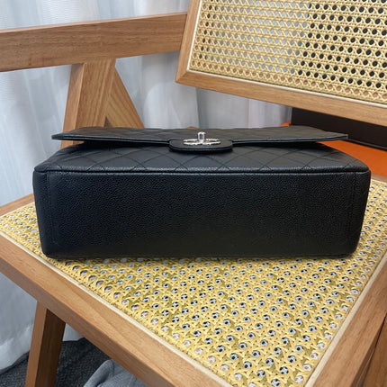 Chanel Classic Flap Maxi 2011 cuir caviar noir double rabat avec finitions dorées