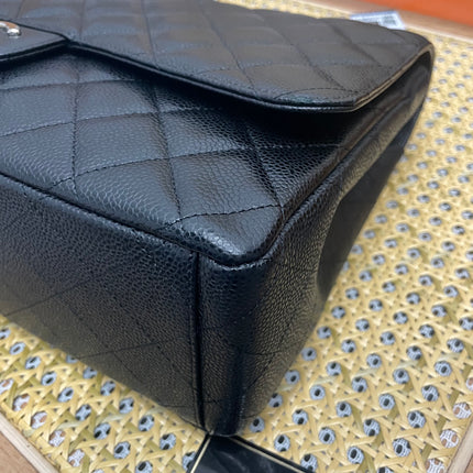 Chanel Classic Flap Maxi 2011 cuir caviar noir double rabat avec finitions dorées