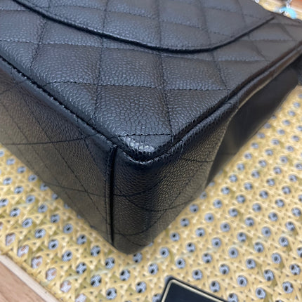 Chanel Classic Flap Maxi 2011 cuir caviar noir double rabat avec finitions dorées