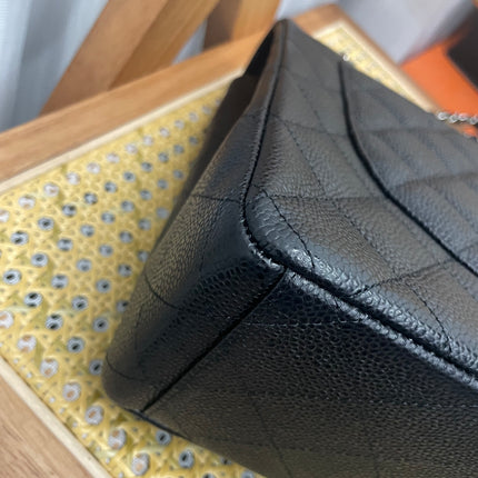 Chanel Classic Flap Maxi 2011 cuir caviar noir double rabat avec finitions dorées