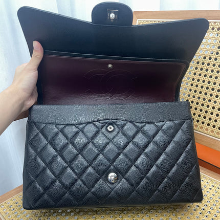 Chanel Classic Flap Maxi 2011 cuir caviar noir double rabat avec finitions dorées