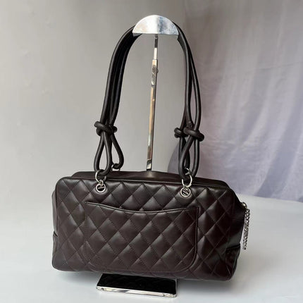 Sac bandoulière Chanel Cambon Medium en cuir de veau marron, logo CC en peau de serpent, double anse noire