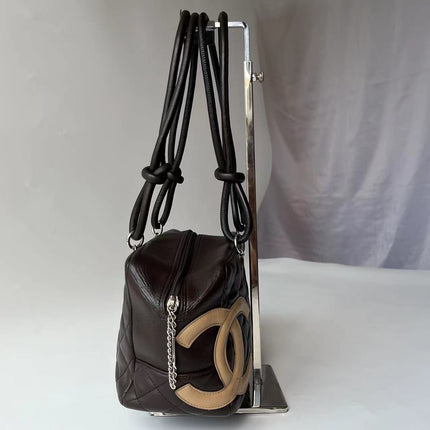 Sac bandoulière Chanel Cambon Medium en cuir de veau marron, logo CC en peau de serpent, double anse noire