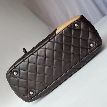 Sac bandoulière Chanel Cambon Medium en cuir de veau marron, logo CC en peau de serpent, double anse noire