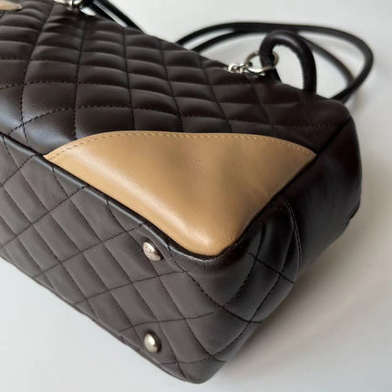 Sac bandoulière Chanel Cambon Medium en cuir de veau marron, logo CC en peau de serpent, double anse noire