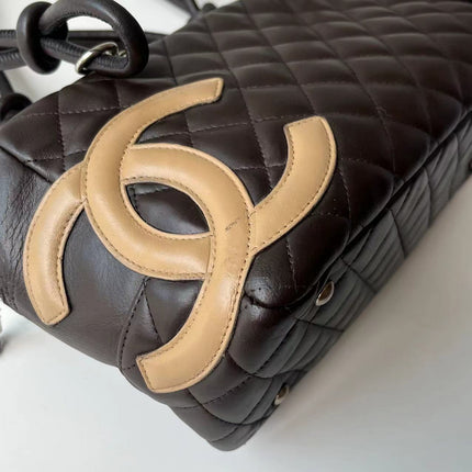 Sac bandoulière Chanel Cambon Medium en cuir de veau marron, logo CC en peau de serpent, double anse noire