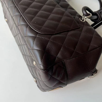 Sac bandoulière Chanel Cambon Medium en cuir de veau marron, logo CC en peau de serpent, double anse noire