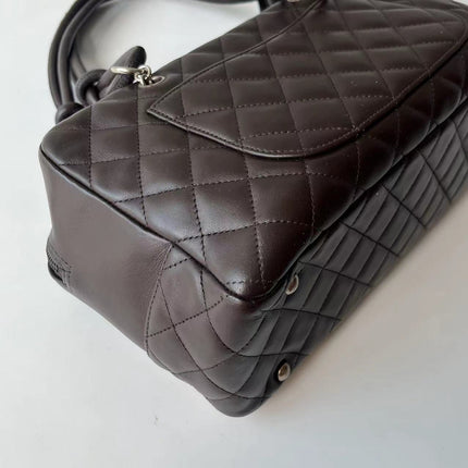 Sac bandoulière Chanel Cambon Medium en cuir de veau marron, logo CC en peau de serpent, double anse noire