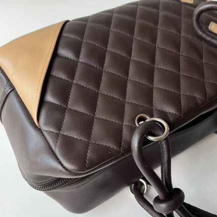Sac bandoulière Chanel Cambon Medium en cuir de veau marron, logo CC en peau de serpent, double anse noire